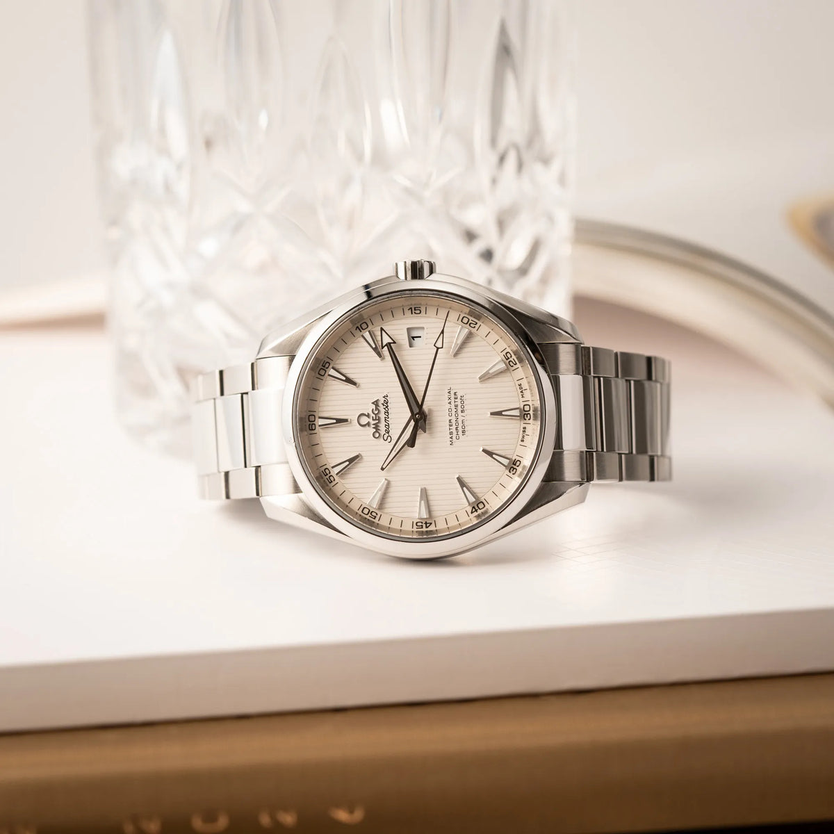 Fotografie der Omega Seamaster Aqua Terra 150M mit 41mm-Gehäuse und einem weißen Zifferblatt mit vertikal verlaufenden Linien