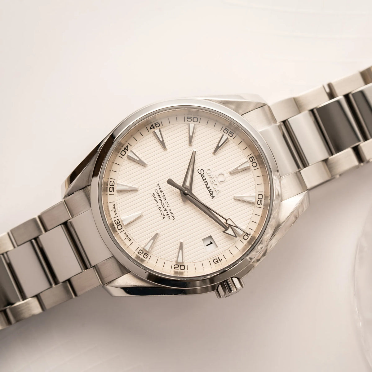 Nahaufnahme der Omega Seamaster Aqua Terra 150M mit 41mm-Gehäuse und einem weißen Zifferblatt mit vertikal verlaufenden Linien