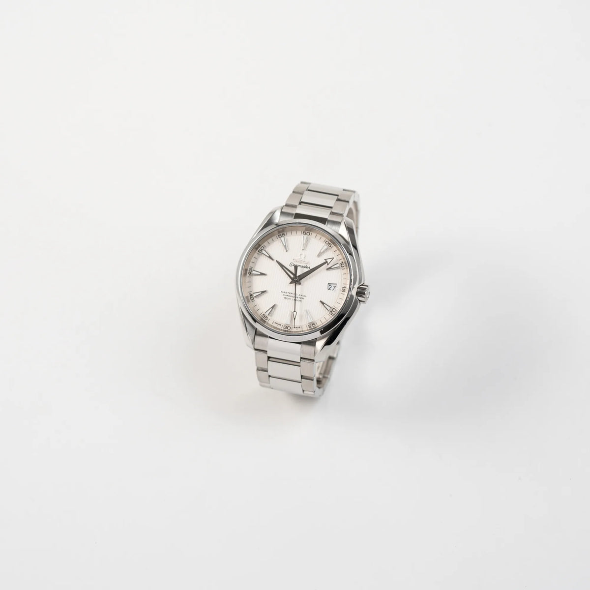 Leicht schräge Ansicht der Omega Seamaster Aqua Terra 150M mit 41mm-Gehäuse und einem weißen Zifferblatt mit vertikal verlaufenden Linien