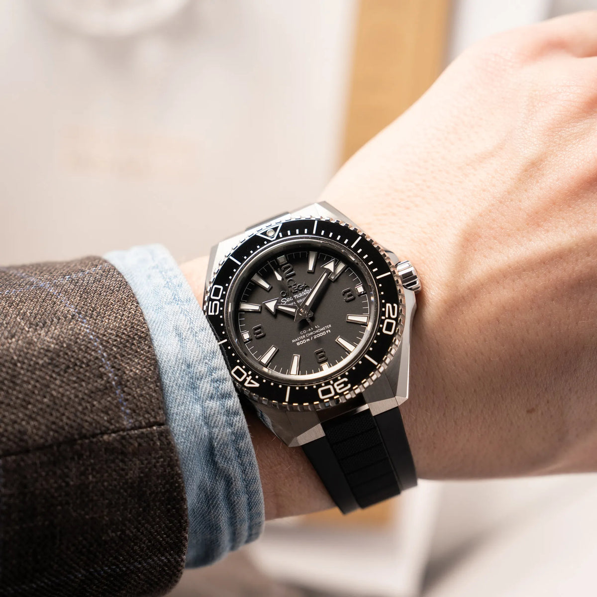 Wristshot mit der Omega Seamaster Planet Ocean der Referenz 217.32.42.21.01.001 (4. Generation) mit schwarzem Zifferblatt und Lünette am schwarzen Kautschuk-Armband