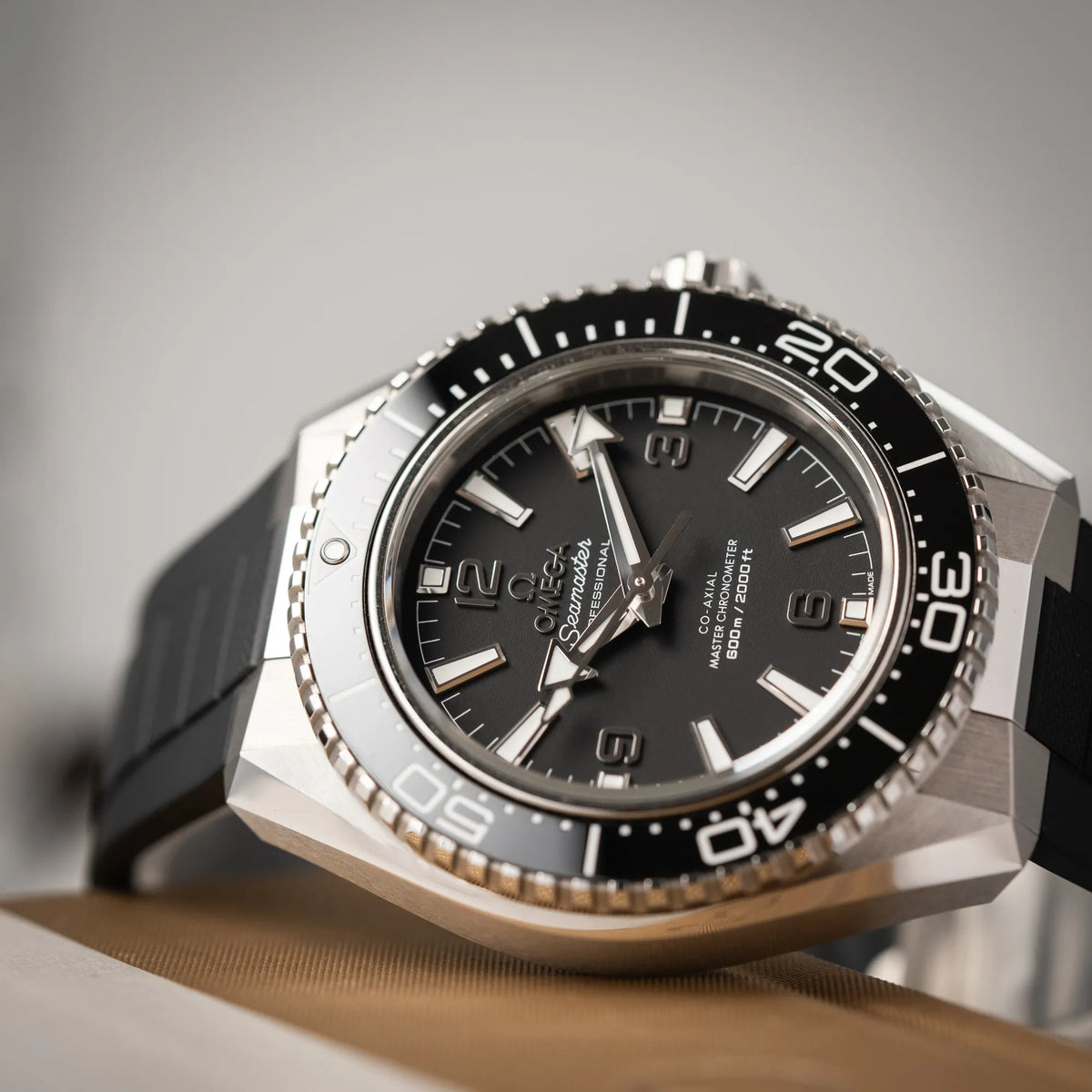 Produktfotografie der Omega Seamaster Planet Ocean der Referenz 217.32.42.21.01.001 (4. Generation) zeigt den Kontrast des matt schwarzem Zifferblatts und der glänzenden Lünette