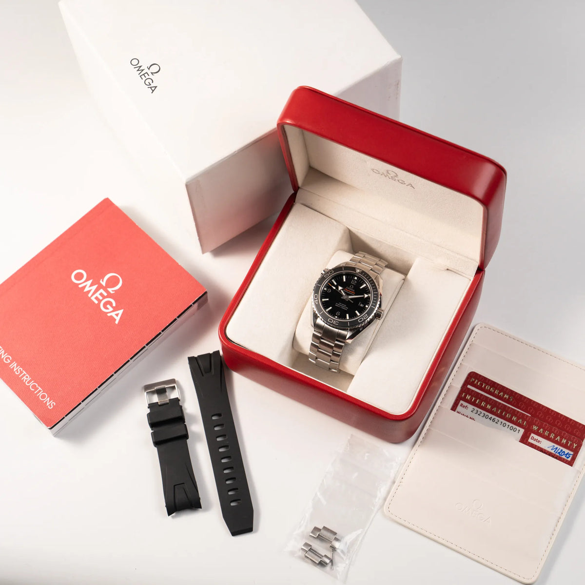 Omega Seamaster Planet Ocean 232.30.46.21.01.001 mit 45mm Gehäuse und schwarzem Zifferblatt mit orangen Details zusammen mit dem Lieferumfang, bestehend aus Box mit Umkarton, Kautschuk-Armband und original Garantiekarte