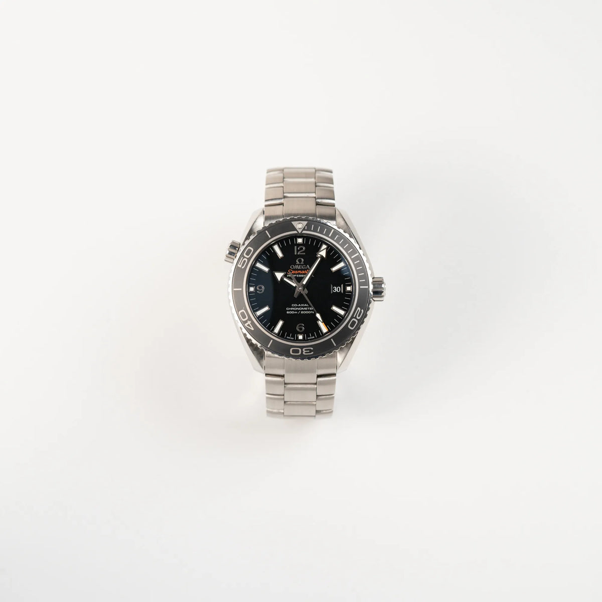 Frontale Ansicht der Omega Seamaster Planet Ocean 232.30.46.21.01.001 mit 45mm Gehäuse und schwarzem Zifferblatt mit orangen Details