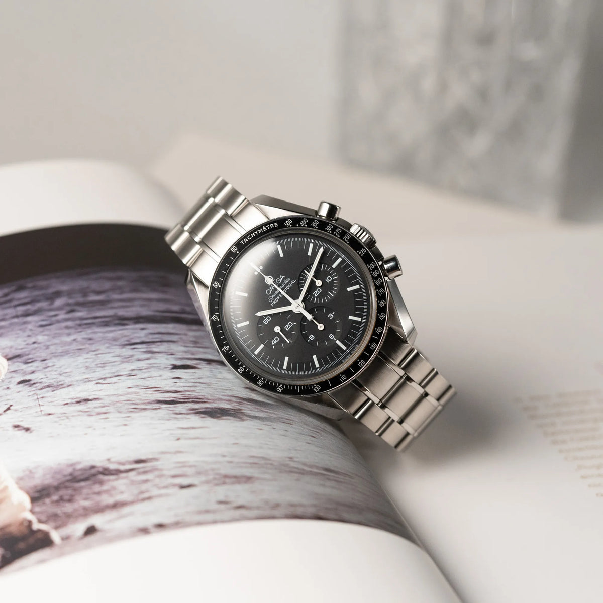 Produktfotografie der klassischen Omega Speedmaster Professional Moonwatch mit Hesalitglas