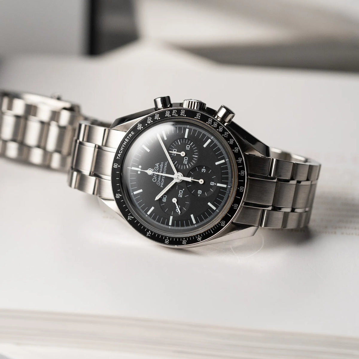 Produktfotografie der klassischen Omega Speedmaster Professional Moonwatch mit Hesalitglas