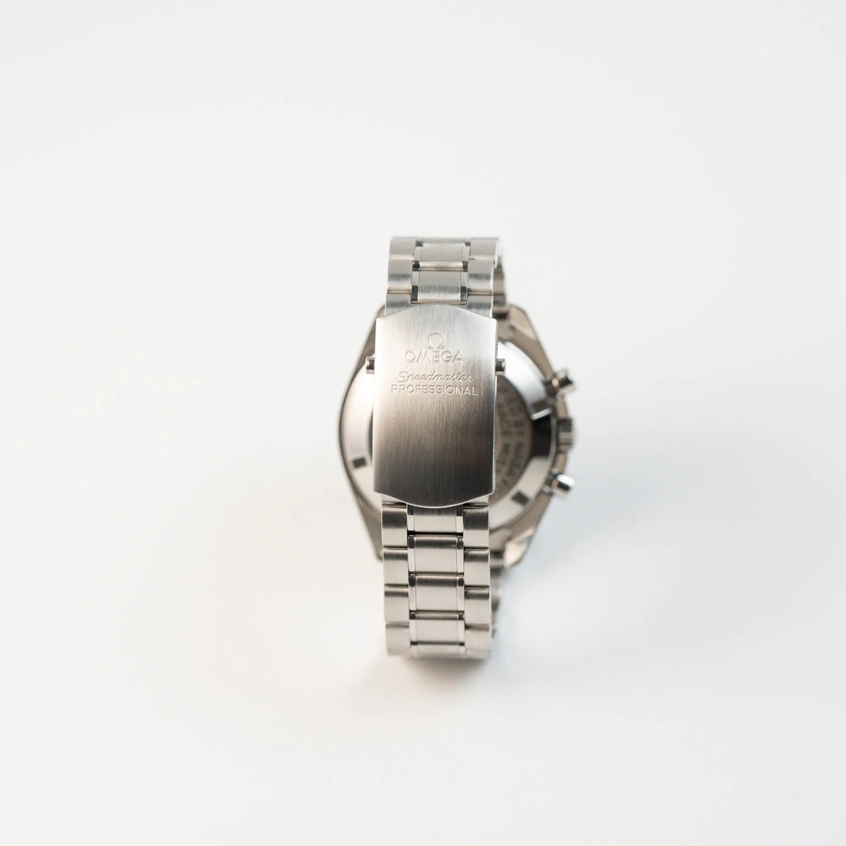 Blick auf das originale Stahlband mit Faltschliesse der klassischen Omega Speedmaster Professional Moonwatch mit Hesalitglas
