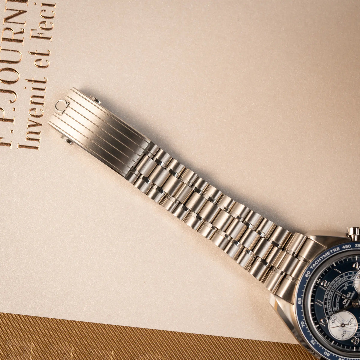 Detailaufnahme des Edelstahl-Armbands der Omega Speedmaster Chronoscope aus Edelstahl mit blauem Zifferblatt und Pulsometerskala, sowie Telemeterskala in einem hervorragenden Zustand