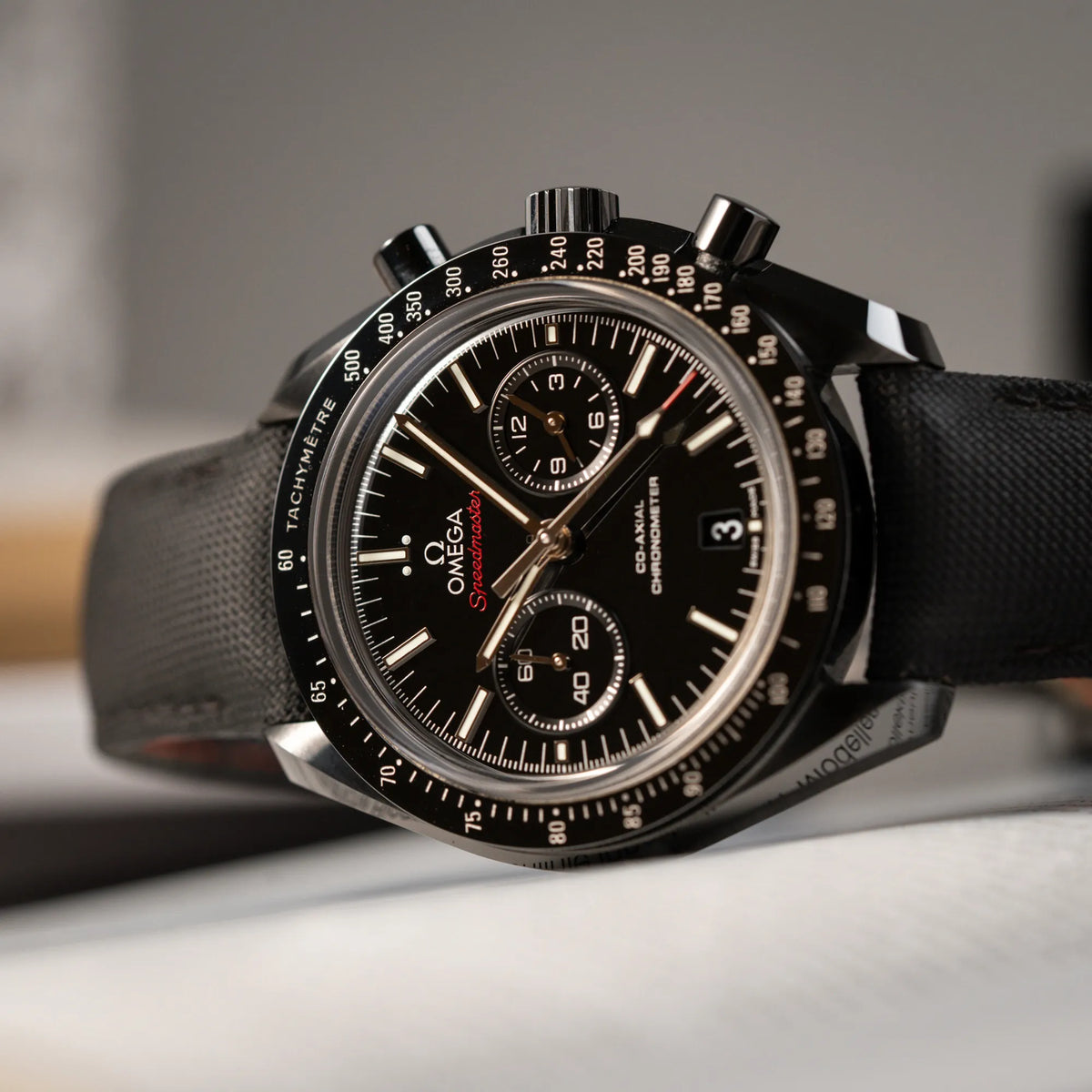 Detailaufnahme von dem Omega Speedmaster "Darkside of the Moon" Chronograph mit schwarzem Zifferblatt und aus schwarzer Keramik gefertigtem Gehäuse