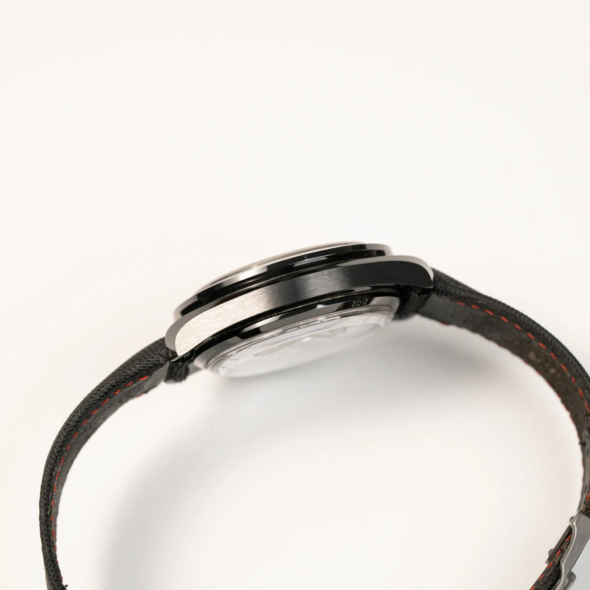 Seitliche Gehäuseflanke des Omega Speedmaster "Darkside of the Moon" Chronograph mit schwarzem Zifferblatt und aus schwarzer Keramik gefertigtem Gehäuse