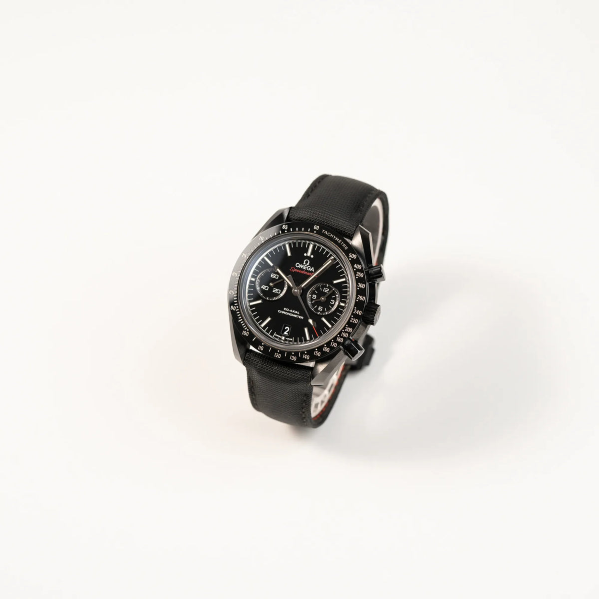 Leicht schräge Ansicht von dem Omega Speedmaster "Darkside of the Moon" Chronograph mit schwarzem Zifferblatt und aus schwarzer Keramik gefertigtem Gehäuse