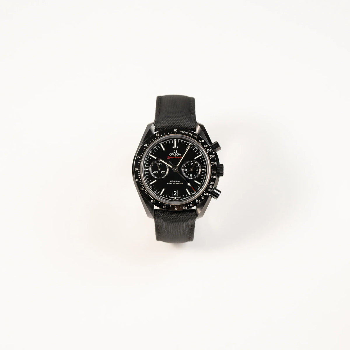 Frontale Ansicht von dem Omega Speedmaster "Darkside of the Moon" Chronograph mit schwarzem Zifferblatt und aus schwarzer Keramik gefertigtem Gehäuse