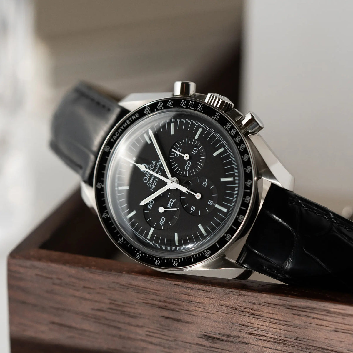 Produktfotografie der Omega Speedmaster Moonwatch am schwarzen Lederband