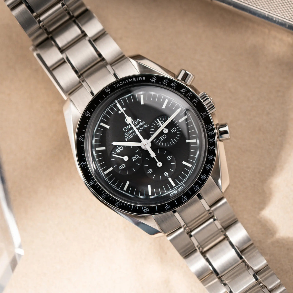 Produktfotografie der Omega Speedmaster Professional Moonwatch mit Hesalitglas aus 2018