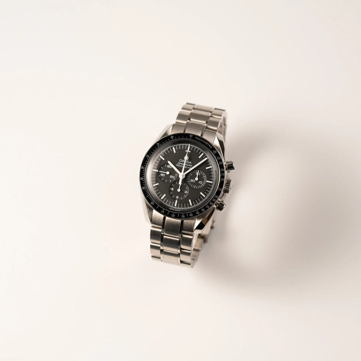 Leicht schräge Ansicht der Omega Speedmaster Professional Moonwatch mit Hesalitglas aus 2018