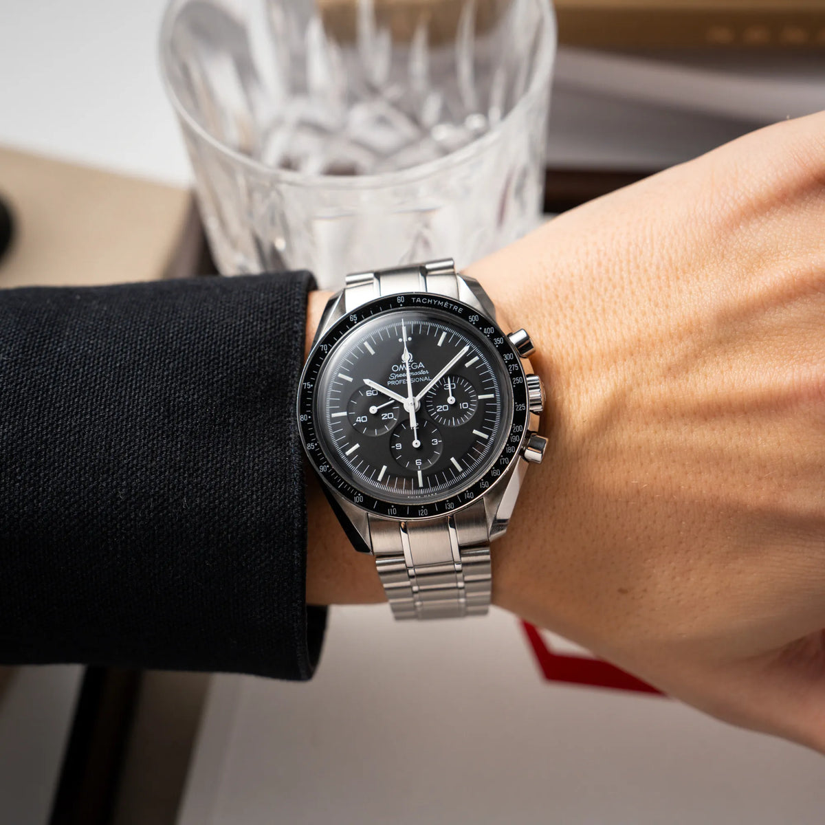 Wristshot mit der Omega Speedmaster Professional Moonwatch der Referenz 311.30.42.30.01.005 in einem 42mm-Gehäuse mit klassischem schwarzen Zifferblatt und verbautem Hesalitglas
