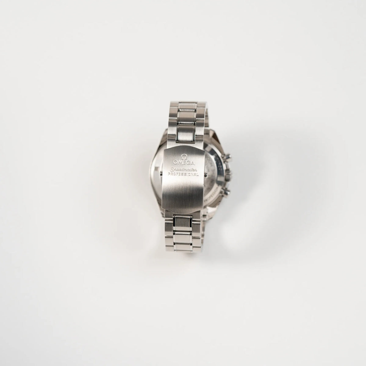 Blick auf die Faltschliesse der Omega Speedmaster Professional Moonwatch der Referenz 311.30.42.30.01.005 in einem 42mm-Gehäuse mit klassischem schwarzen Zifferblatt und verbautem Hesalitglas