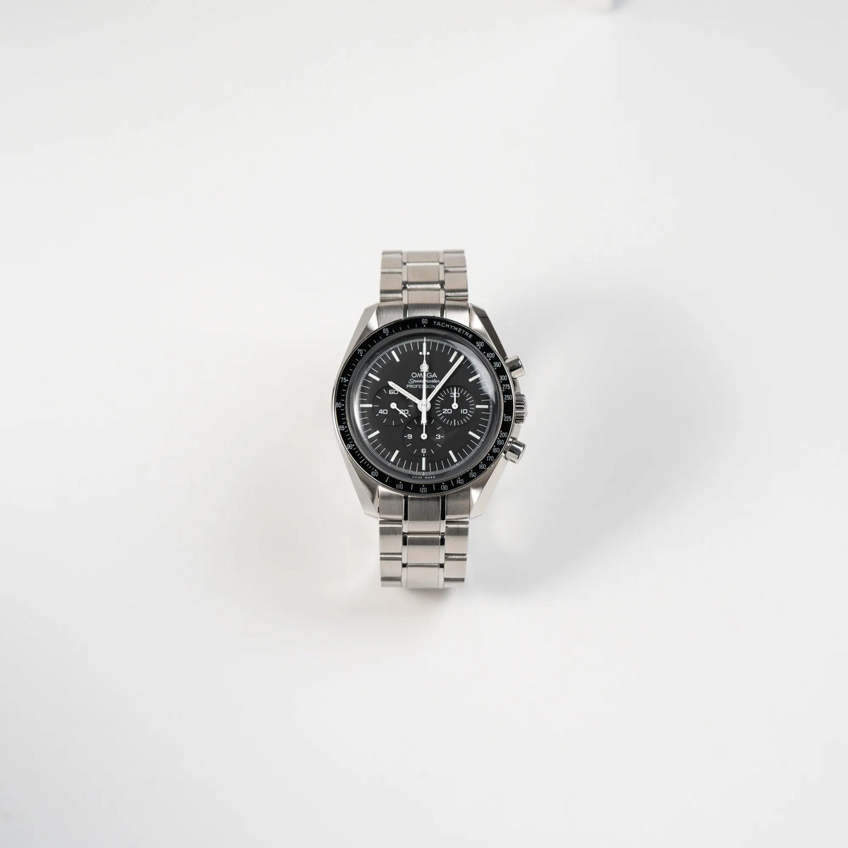 Frontale Ansicht der Omega Speedmaster Professional Moonwatch der Referenz 311.30.42.30.01.005 in einem 42mm-Gehäuse mit klassischem schwarzen Zifferblatt und verbautem Hesalitglas