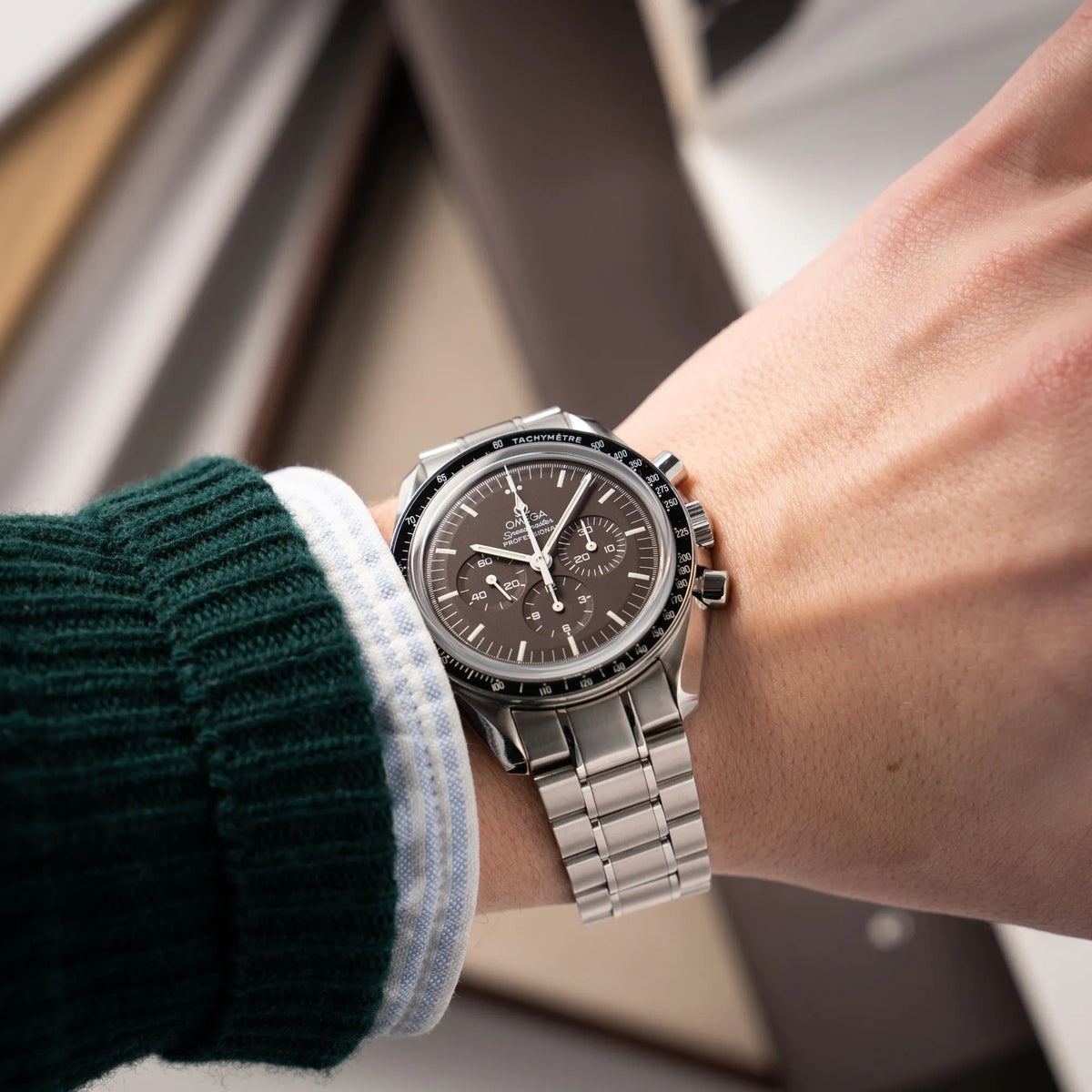 Wristshot mit der Omega Speedmaster Professional Moonwatch mit einem braunen Zifferblatt