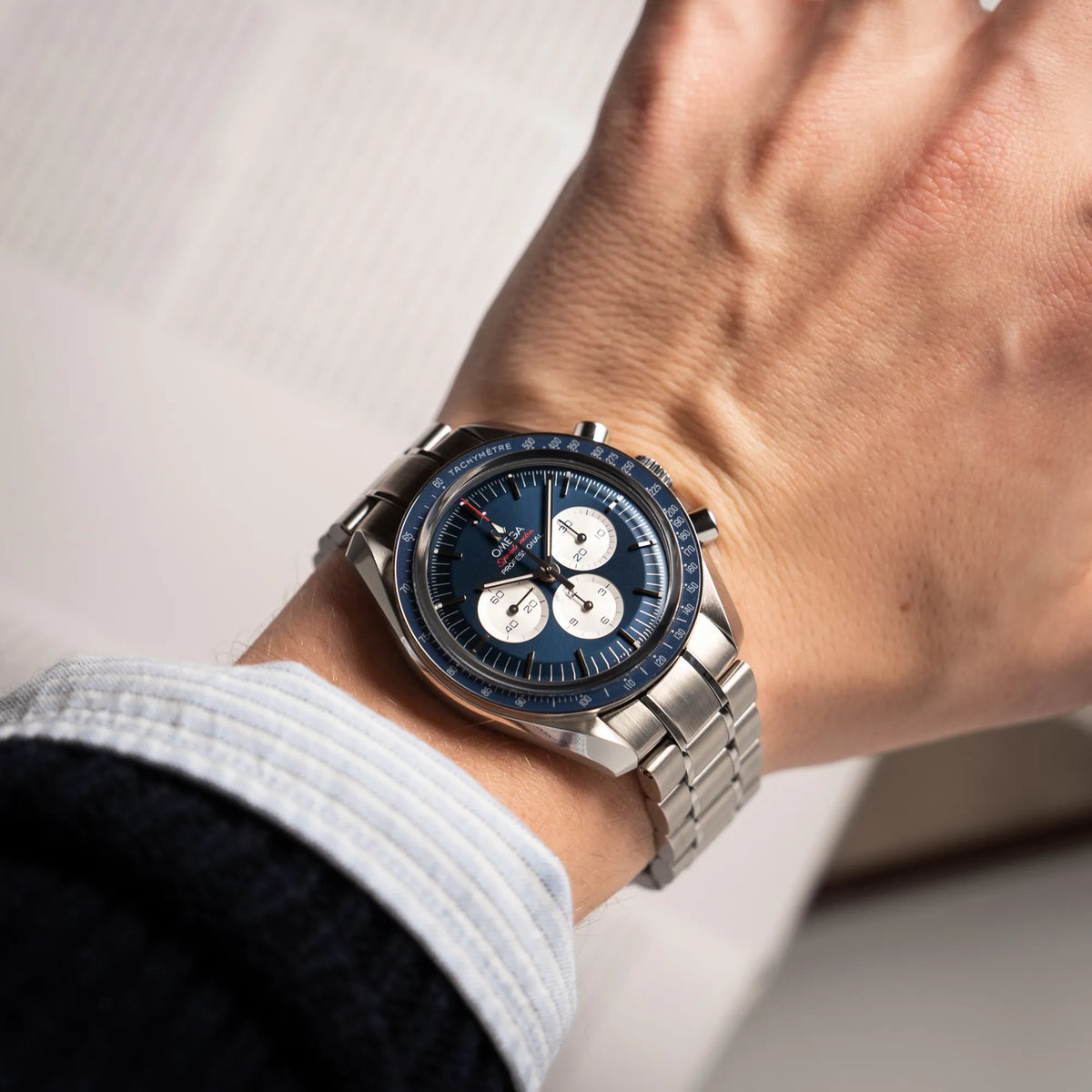Wristshot mit der Omega Speedmaster Professional Moonwatch Tokyo Limited Edition mit blauem Zifferblatt und weißen Sub-Dials an einem Männerhandgelenk