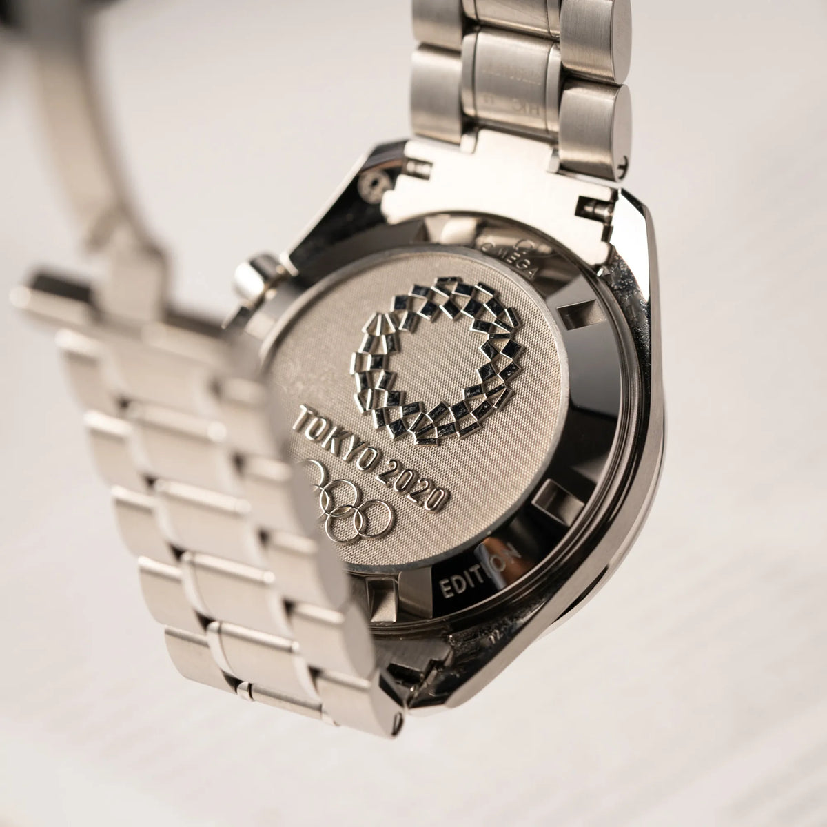 Gehuseboden der Omega Speedmaster Professional Moonwatch Tokyo Limited Edition mit blauem Zifferblatt und weißen Sub-Dials mit Jahreszahl und Olympia-Logo