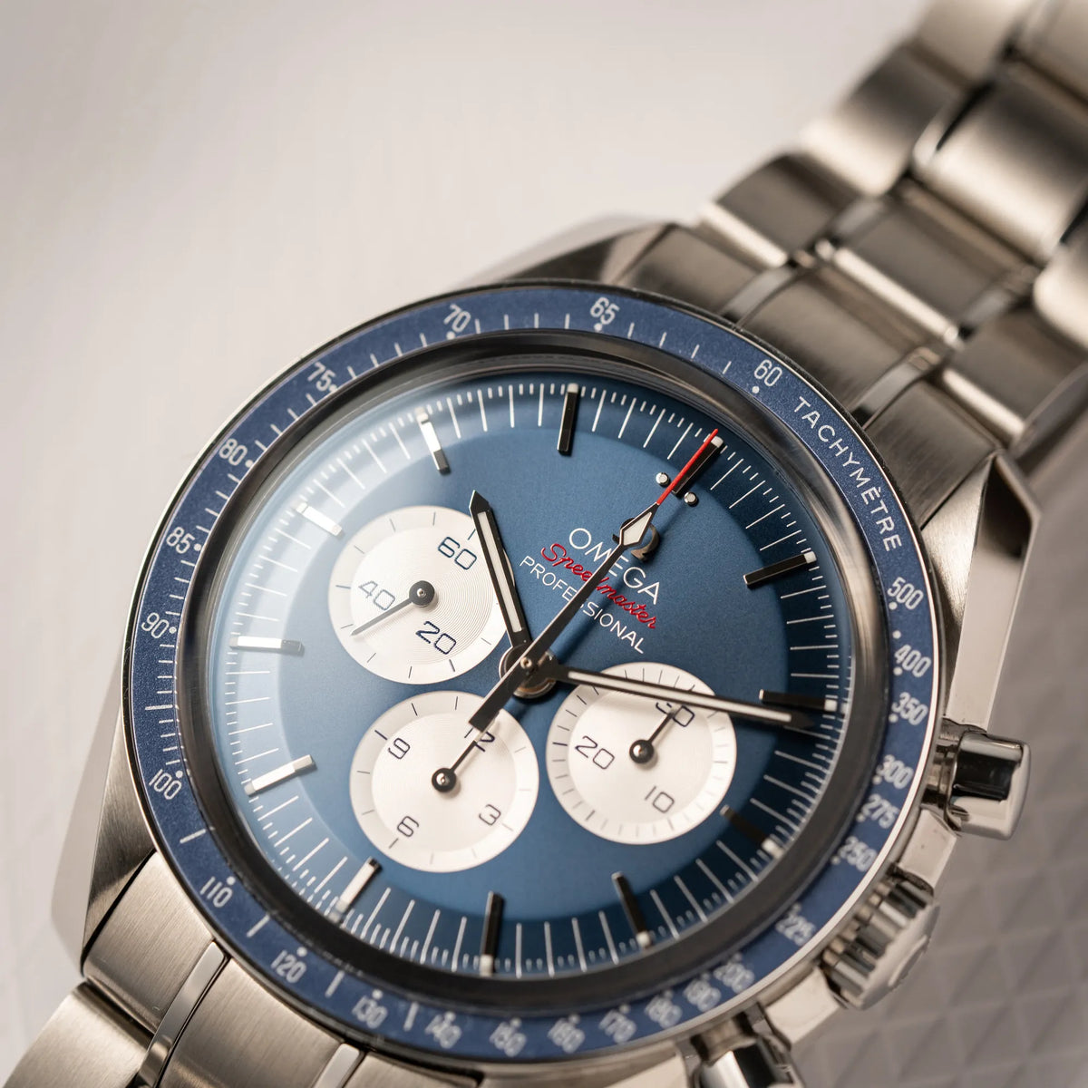 Detailaufnahme der Omega Speedmaster Professional Moonwatch Tokyo Limited Edition mit blauem Zifferblatt und weißen Sub-Dials
