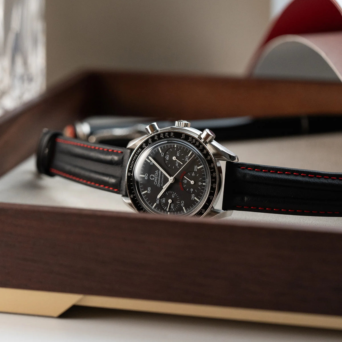 Produktfotografie der Omega Speedmaster Reduced AC Mailand 100th Anniversary Limited Edition