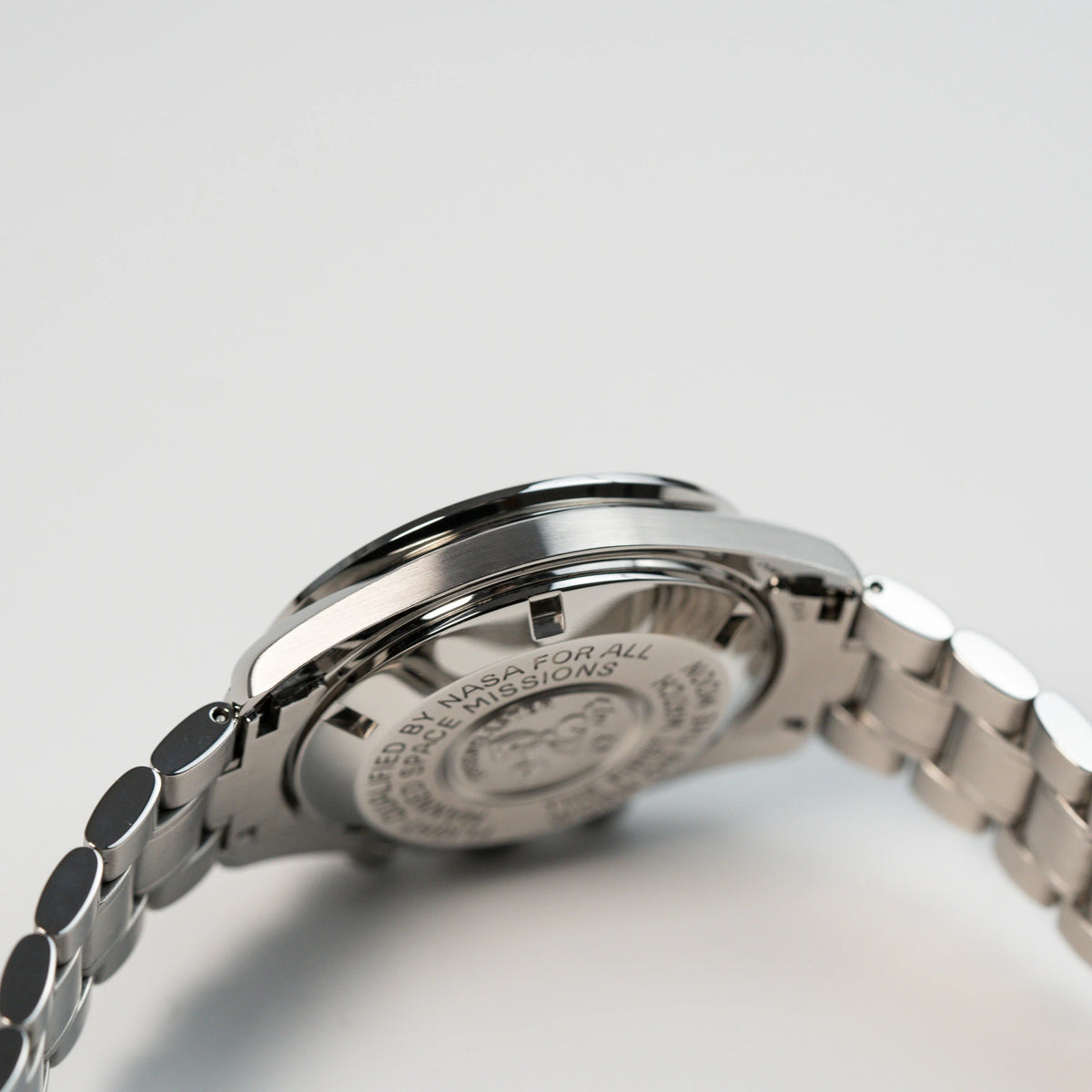 Blick auf die Gehäuseflanke und den Gehäuseboden der Omega Speedmaster Moonwatch Professional mit der Referenz 357.50.00