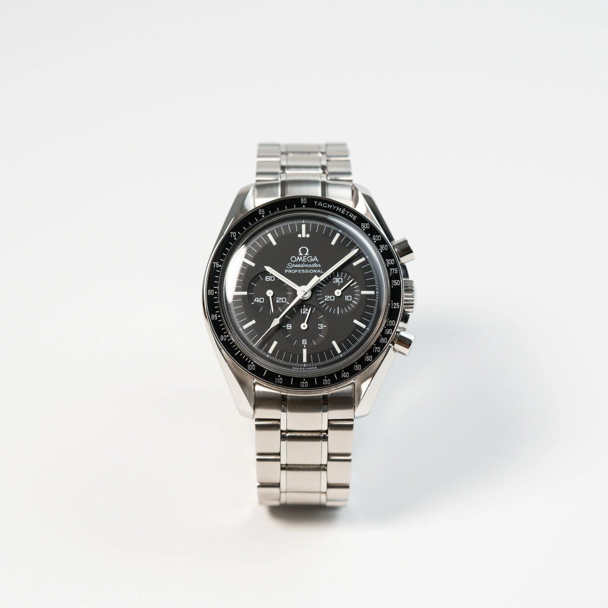 Frontale Ansicht der Omega Speedmaster Moonwatch Professional mit der Referenz 357.50.00 mit dem klassischen schwarzen Zifferblatt