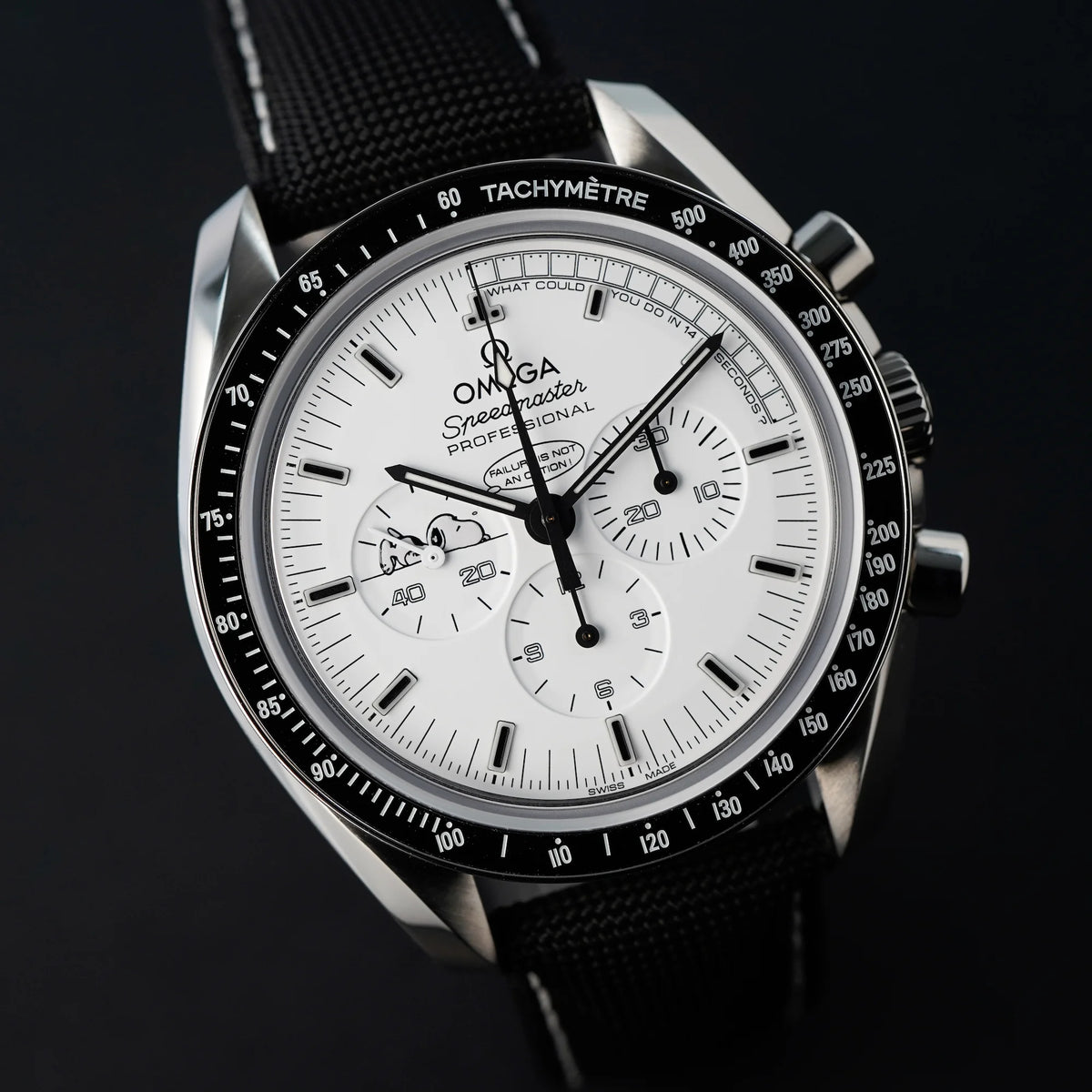 Detailaufnahme der limitierten Omega Speedmaster Moonwatch Silver Snoopy mit dem weißen Zifferblatt