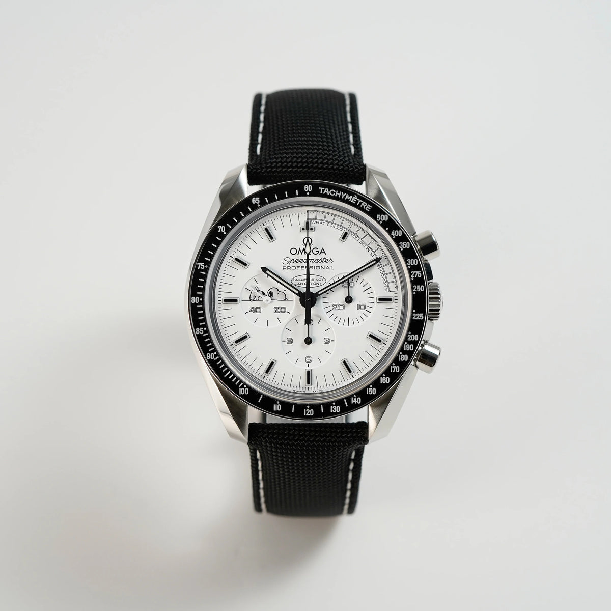 Frontale Ansicht der limitierten Omega Speedmaster Moonwatch Silver Snoopy mit dem weißen Zifferblatt