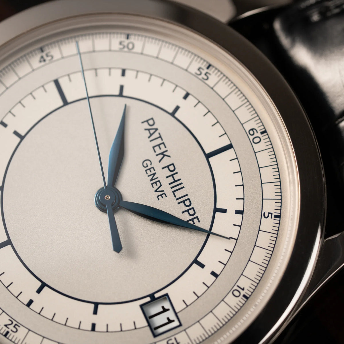 Makroaufnahme des gebläuten Zeigersatzes und des Zifferblatts der Patek Philippe Calatrava 5269G in Weißgold mit weißem Sector-Dial