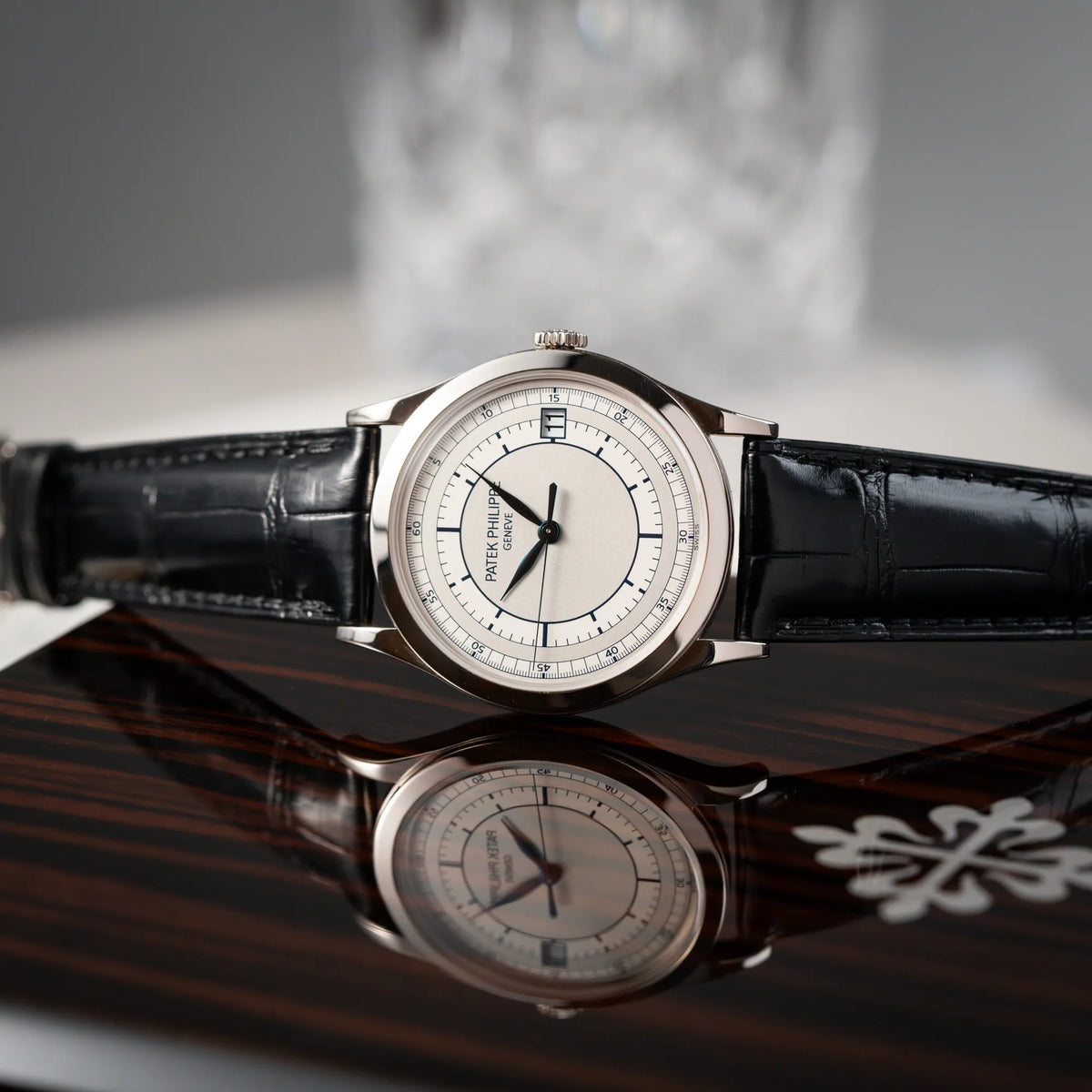 Produktfotografie als Titelbild von der Patek Philippe Calatrava 5269G in Weißgold mit weißem Sector-Dial