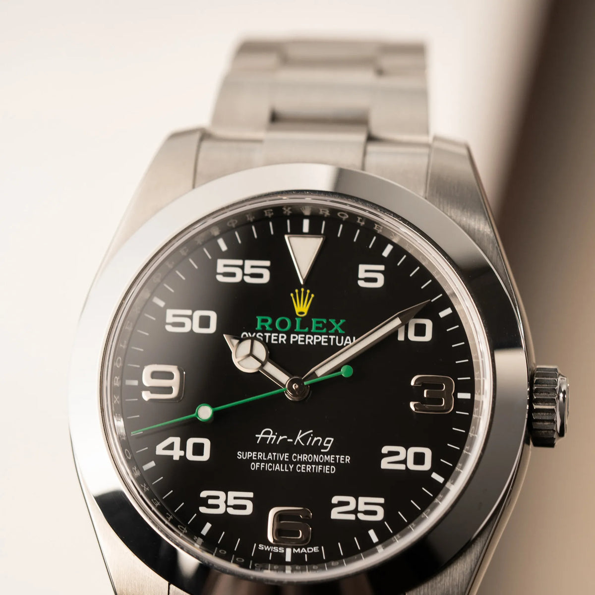 Detailaufnahme des Uhrenkopfes der Rolex Oyster Perpetual Air King 116900 mit 40mm Gehäuse und dem klassischen schwarzen Zifferblatt mit grünem Sekundenzeiger