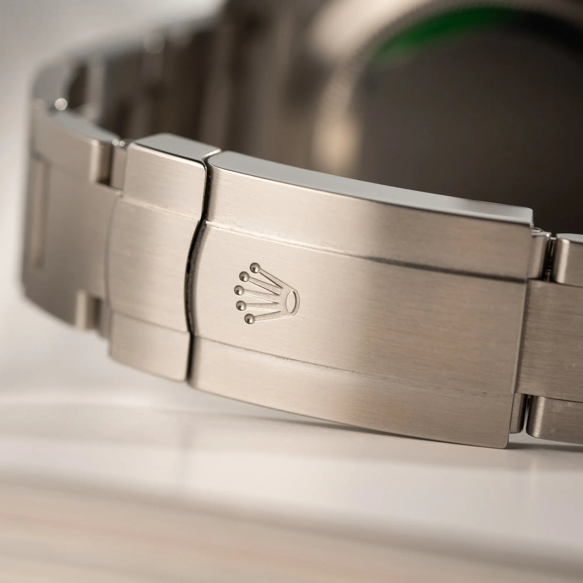 Detailaufnahme der geschlossenen Oyster-Stahl-Faltschliesse der Rolex Oyster Perpetual Air King 116900 mit 40mm Gehäuse und dem klassischen schwarzen Zifferblatt mit grünem Sekundenzeiger