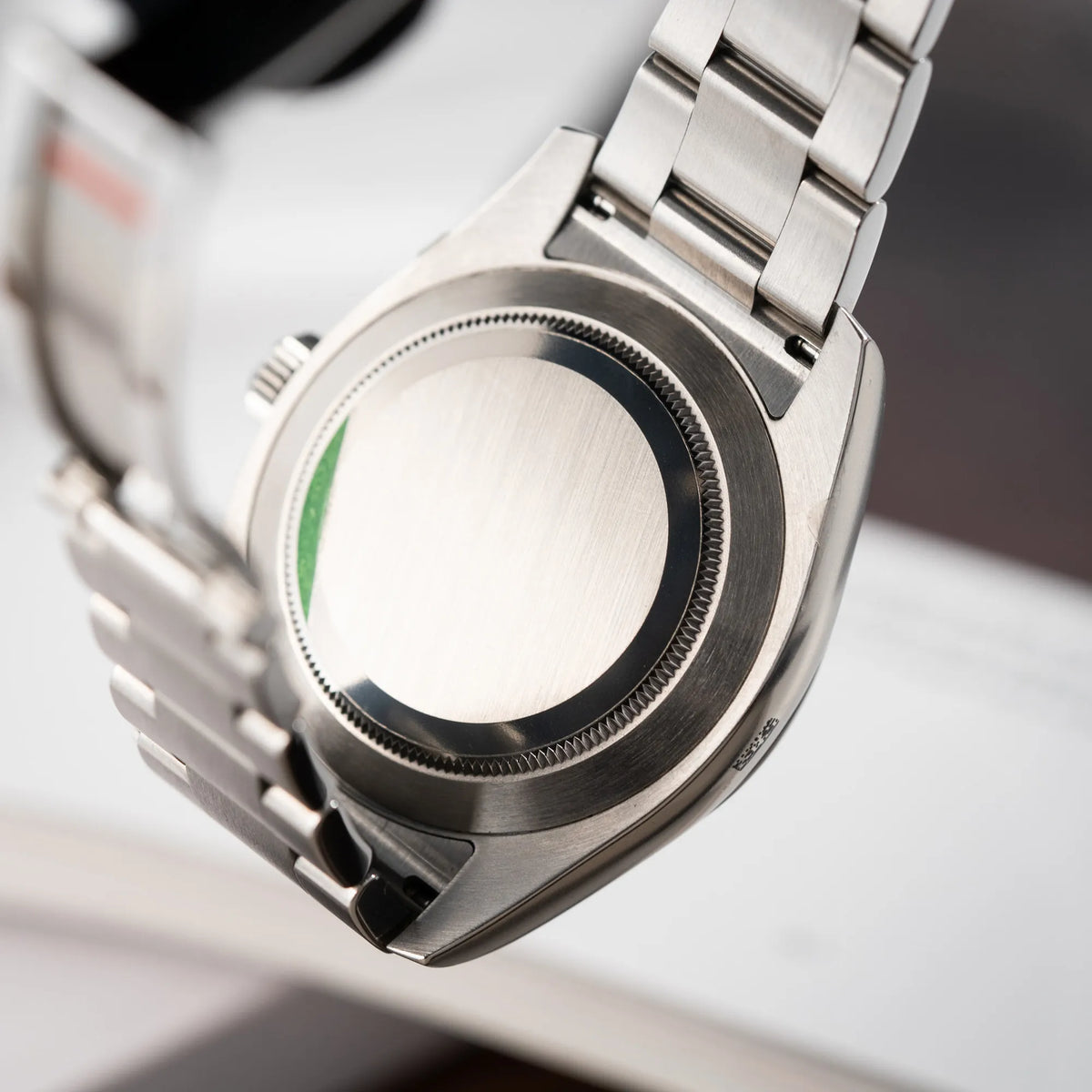 Gehäuseboden mit Sticker der Rolex Oyster Perpetual Air King 116900 mit 40mm Gehäuse und dem klassischen schwarzen Zifferblatt mit grünem Sekundenzeiger