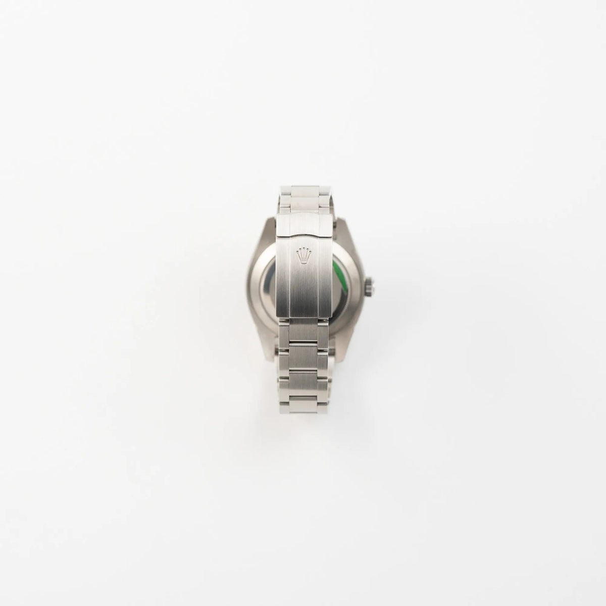 Blick auf das Oyster-Stahlband mit Oyster-Stahlfaltschliesse der Rolex Oyster Perpetual Air King 116900 mit 40mm Gehäuse und dem klassischen schwarzen Zifferblatt mit grünem Sekundenzeiger