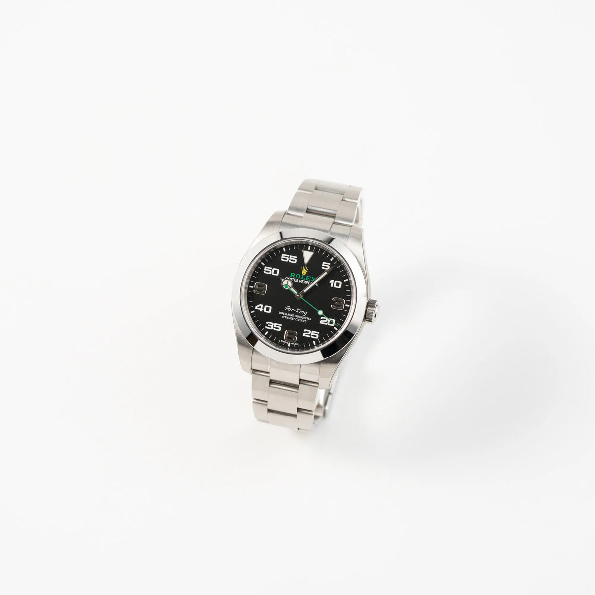 Leicht schräge Ansicht der Rolex Oyster Perpetual Air King 116900 mit 40mm Gehäuse und dem klassischen schwarzen Zifferblatt mit grünem Sekundenzeiger