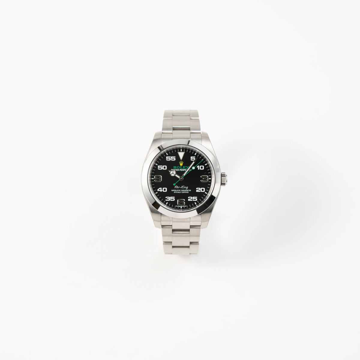 Frontale Ansicht der Rolex Oyster Perpetual Air King 116900 mit 40mm Gehäuse und dem klassischen schwarzen Zifferblatt mit grünem Sekundenzeiger