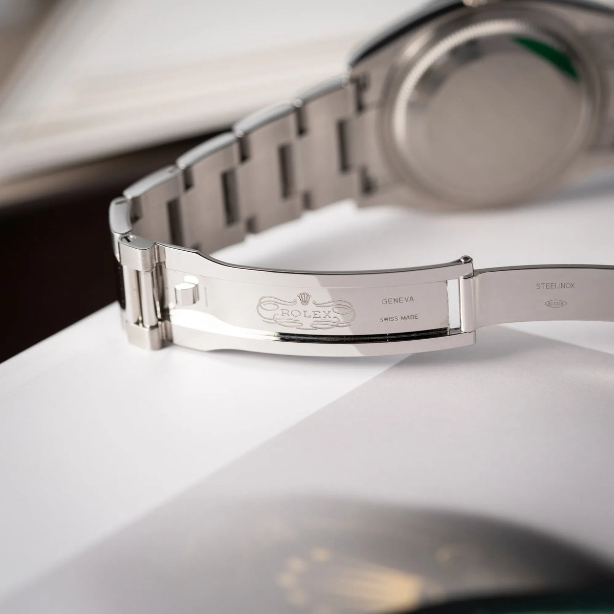 Detailaufnahme des klassischen Rolex-Logos im Inneren der Faltschliesse von der mit Stickern teil-verklebte Rolex Datejust 36 der Referenz 126200 mit glatter Lünette am Oyster-Stahlband mit dem Mint-Green-Zifferblatt
