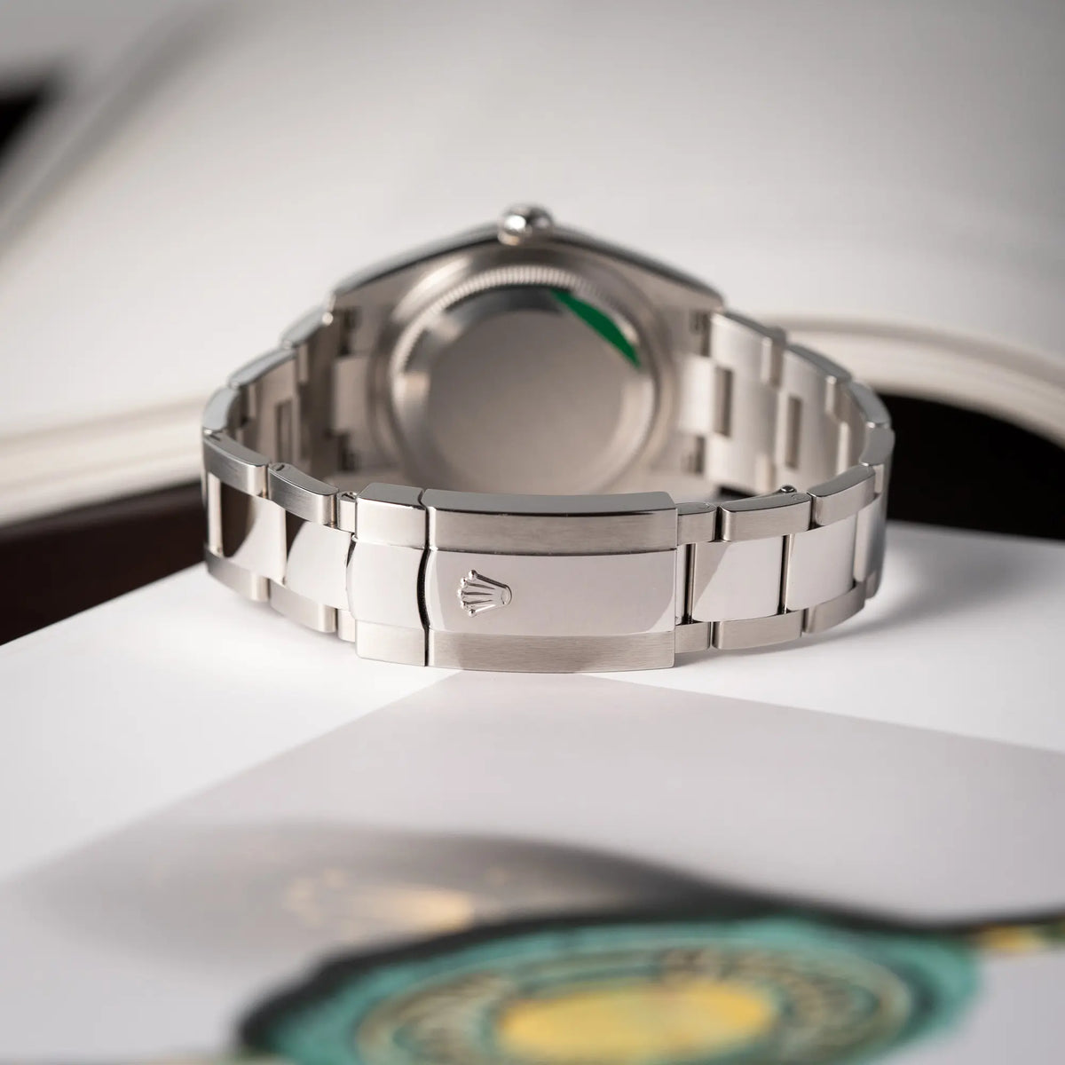 Oyster-Schliesse von der mit Stickern teil-verklebte Rolex Datejust 36 der Referenz 126200 mit glatter Lünette am Oyster-Stahlband mit dem Mint-Green-Zifferblatt
