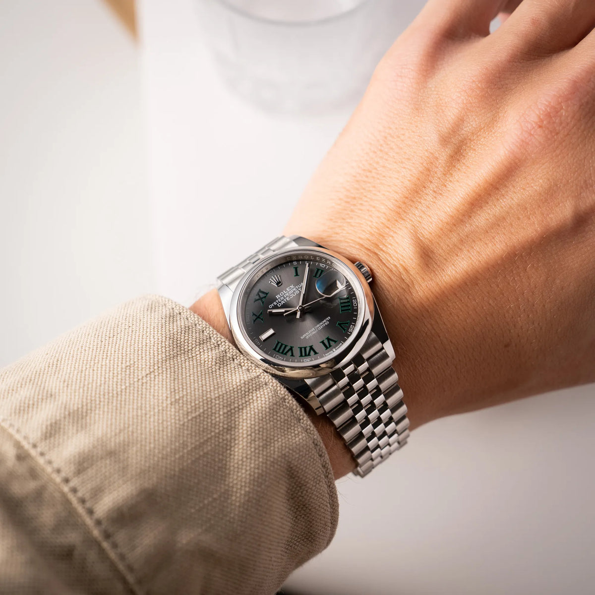 Wristshot mit der Rolex Datejust 36 Wimbledon der Referenz 126200 mit glatter Lünette, anthrazitfarbenem Zifferblatt und schwarz-grünen, römischen Indizes am Jubillee-Armband