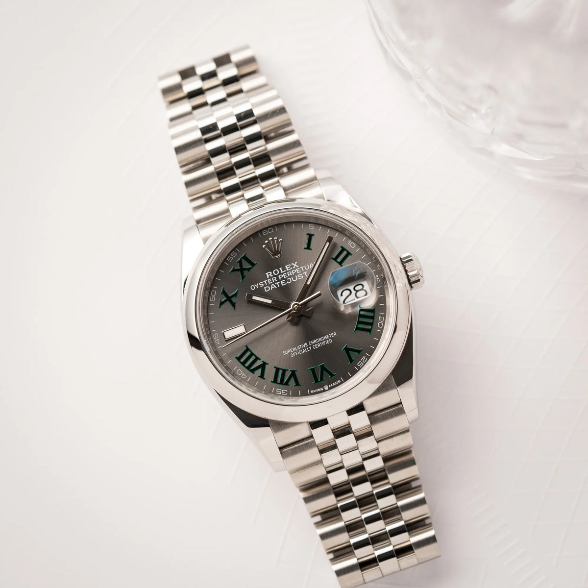Produktfotografie der Rolex Datejust 36 Wimbledon der Referenz 126200 mit glatter Lünette, anthrazitfarbenem Zifferblatt und schwarz-grünen, römischen Indizes am Jubillee-Armband zeigt die Uhr in der Draufsicht