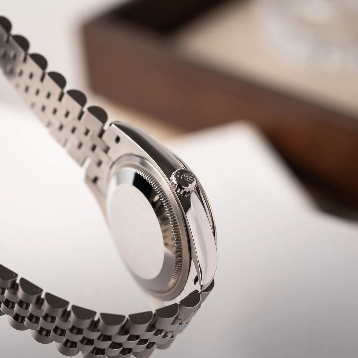 Produktfotografie der Rolex Datejust 36 Wimbledon der Referenz 126200 mit glatter Lünette, anthrazitfarbenem Zifferblatt und schwarz-grünen, römischen Indizes am Jubillee-Armband zeigt die seitliche Gehäuseflanke mit Aufzugskrone