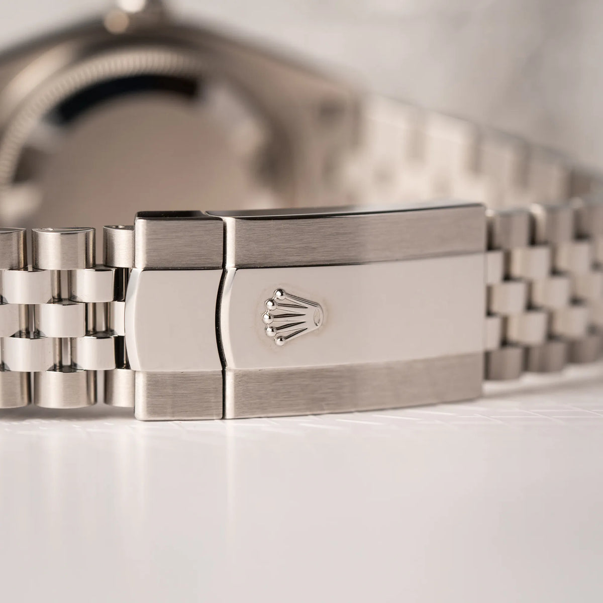 Detailaufnahme der Oyster-Stahl-Faltschliesse von der Rolex Datejust 36 Wimbledon der Referenz 126200 mit glatter Lünette, anthrazitfarbenem Zifferblatt und schwarz-grünen, römischen Indizes am Jubillee-Armband