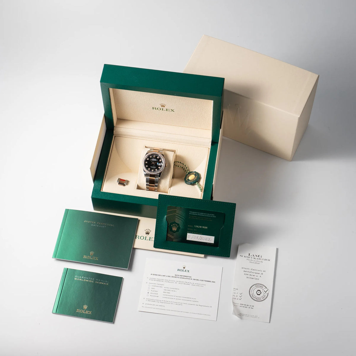 Lieferumfang zu der Rolex Datejust 36 126218RBR in Stahl-Roségold mit schwarzem Diamant-Zifferblatt und Diamant-Lünette im Factory-Besatz, bestehend aus Box mit Umkarton, Booklets, Hangtag, Wasserdichtheitstest, und originaler Garantiekarte