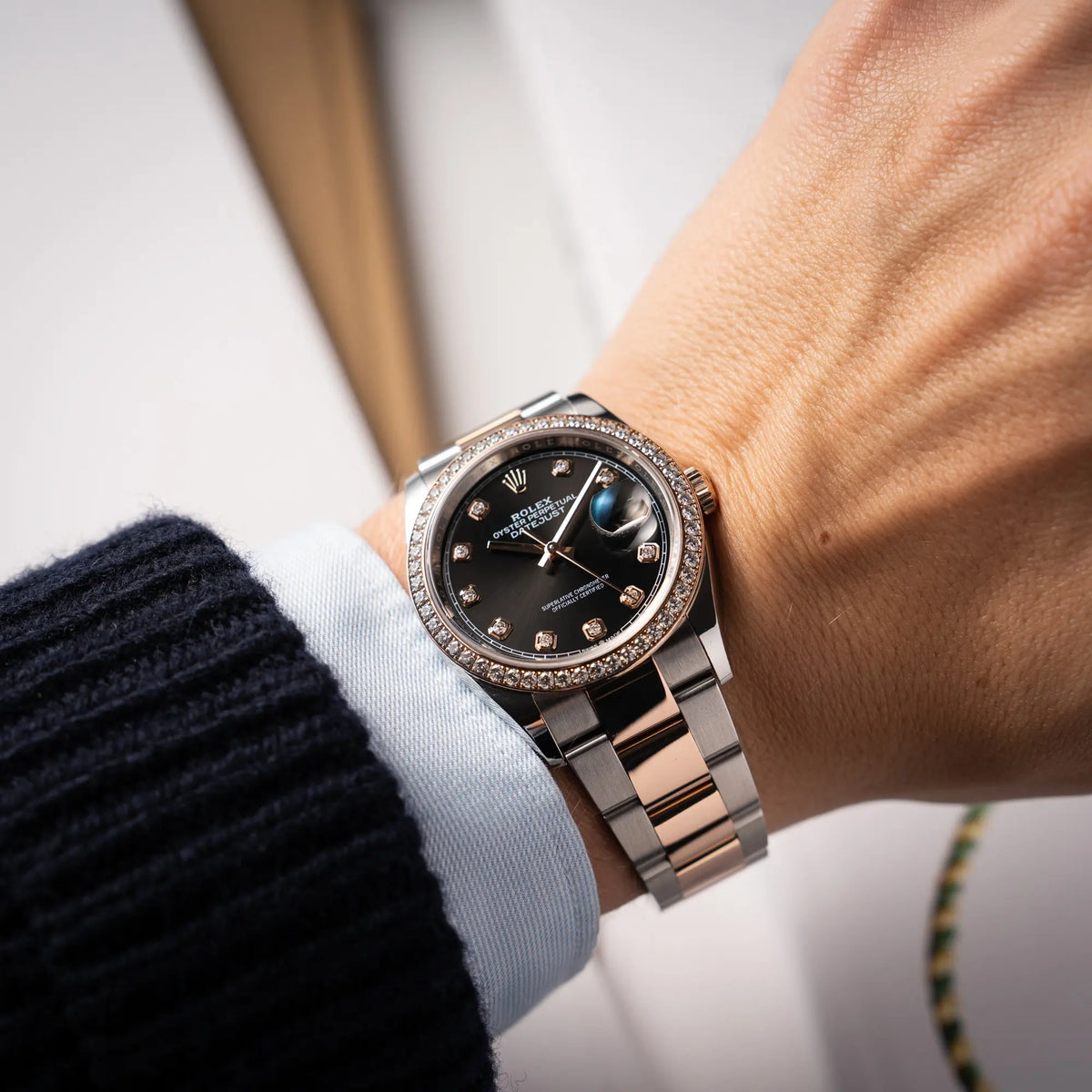 Mann trägt die Rolex Datejust 36 126218RBR in Stahl-Roségold mit schwarzem Diamant-Zifferblatt und Diamant-Lünette im Factory-Besatz für einen Wristshot an seinem Handgelenk