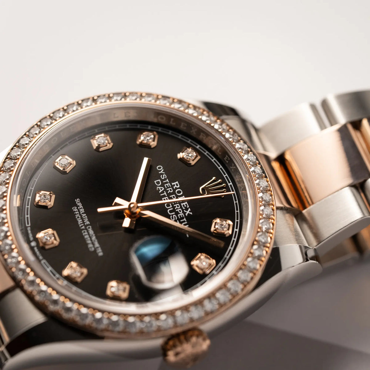 Detailaufnahme der Rolex Datejust 36 126218RBR in Stahl-Roségold mit schwarzem Diamant-Zifferblatt und Diamant-Lünette im Factory-Besatz