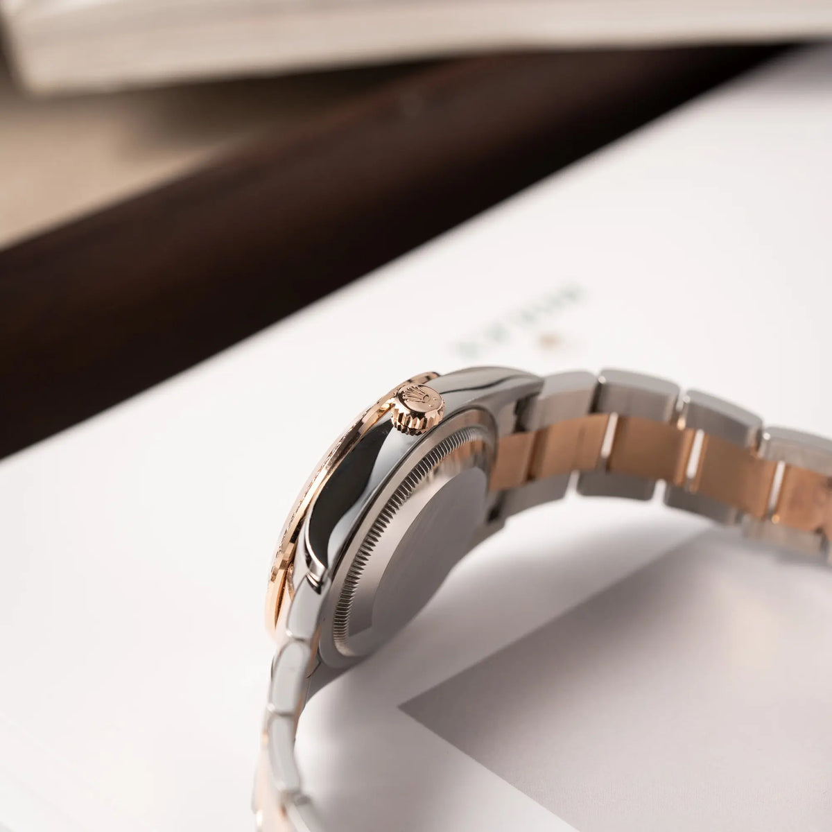 Seitliche Gehäuseflanke der Rolex Datejust 36 126218RBR in Stahl-Roségold mit schwarzem Diamant-Zifferblatt und Diamant-Lünette im Factory-Besatz mit Blick auf die roségoldene Aufzugskrone