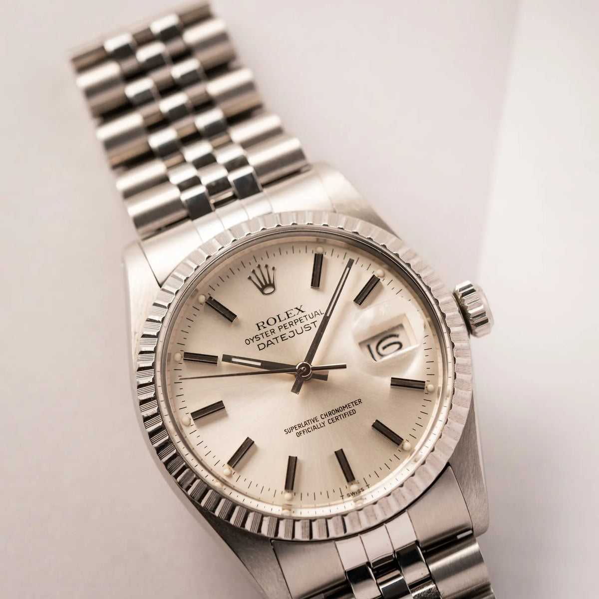 Produktfotografie zeigt den Uhrenkopf der Rolex Datejust 36 der Referenz 16030aus Edelstahl mit Plexiglas am Jubilee-Armband im Vintage-Set