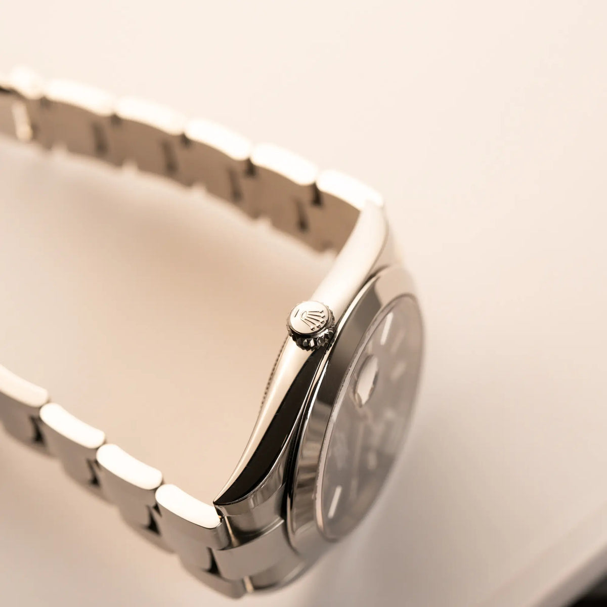 Künstlerische Produktfotografie zeigt die Gehäuseflanke mit Aufzugskrone der Rolex Datejust 41 der Referenz 126300 mit blauem Zifferblatt, glatter Lünette, am Oyster-Stahlband
